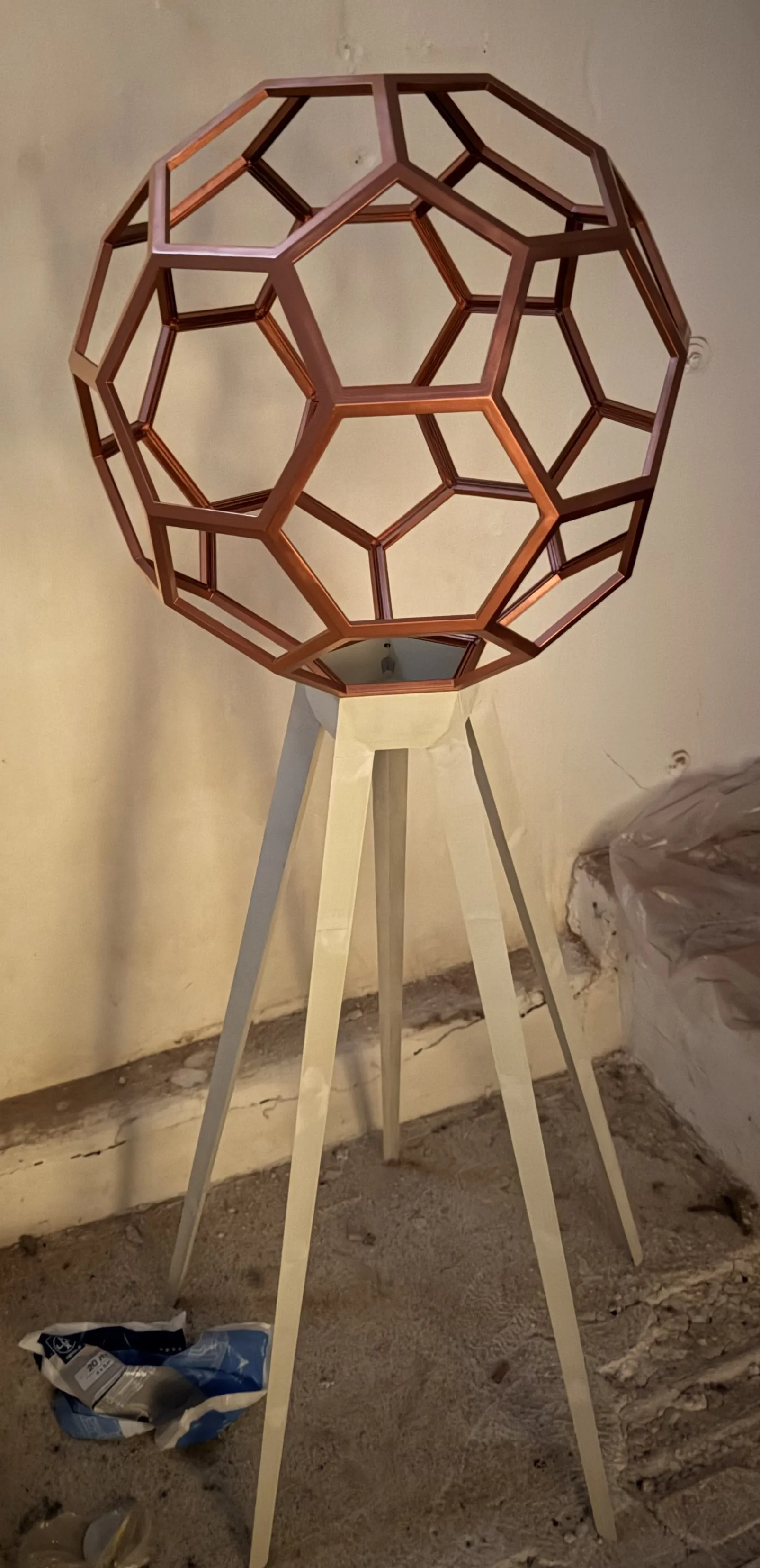 IcosaLED – Rohbau Ikosaederstumpf auf Stativ