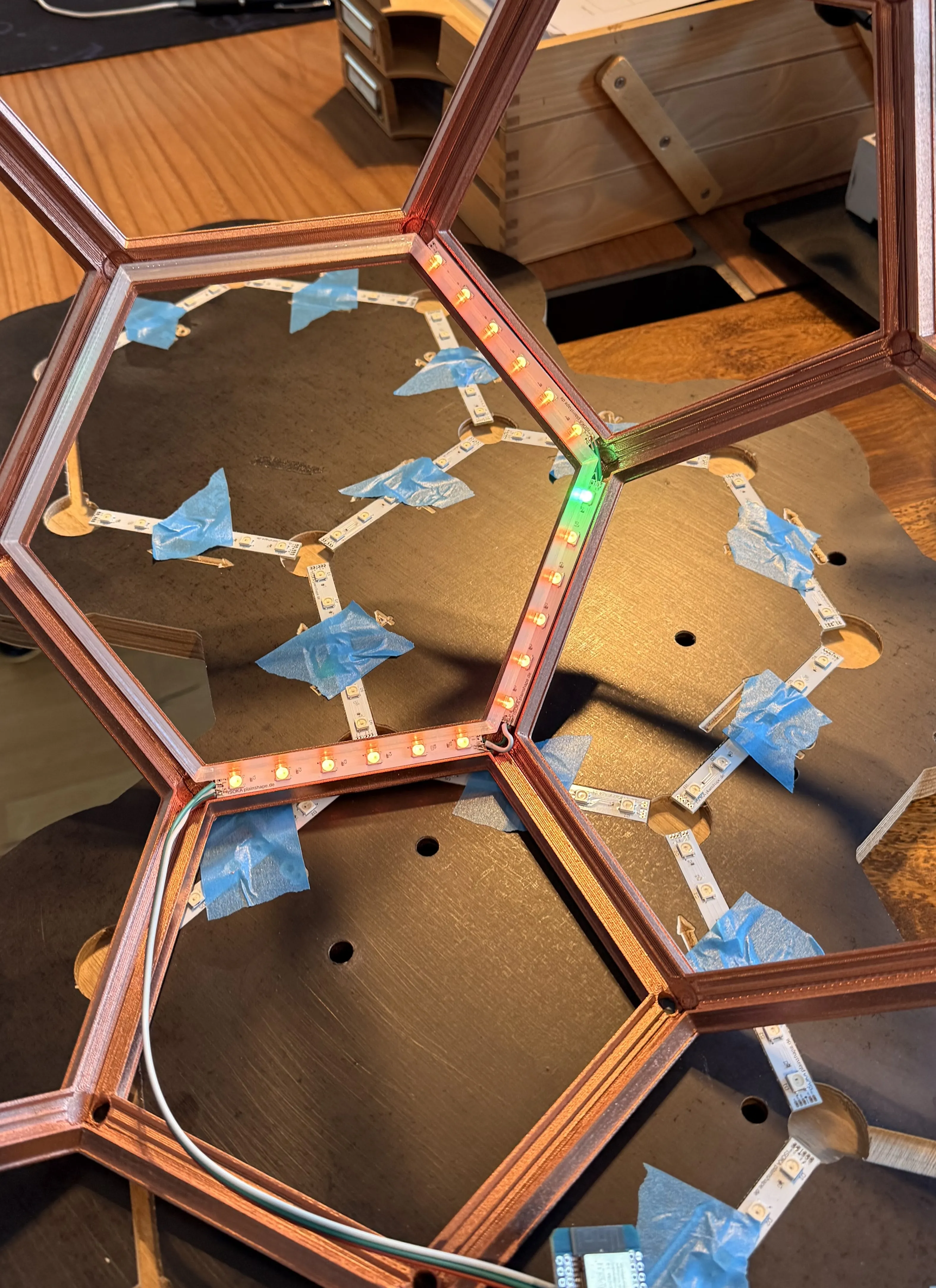 IcosaLED – LED-Strips auf Hexagon-Flächen montiert