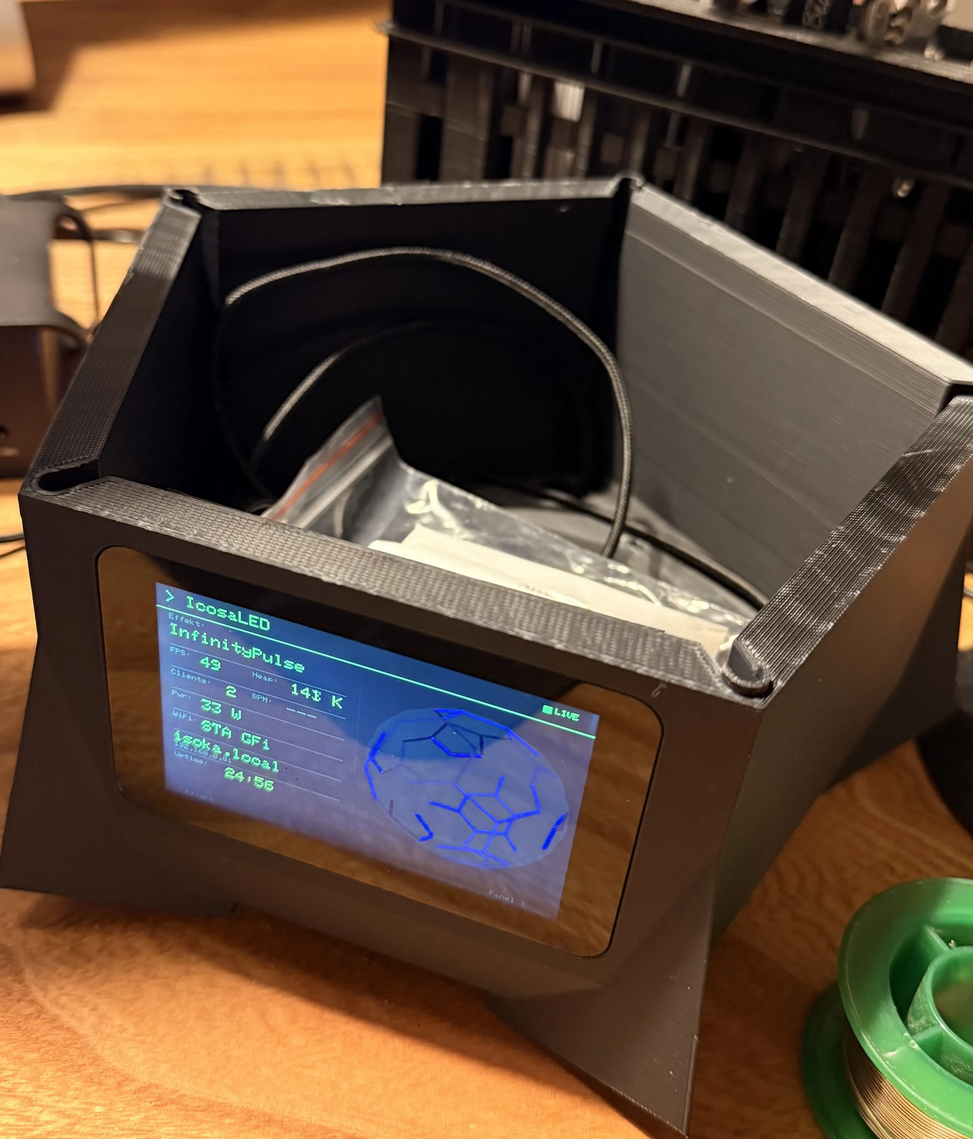 IcosaLED – 3D-gedrucktes Gehäuse mit Display und CRT-Terminal-UI