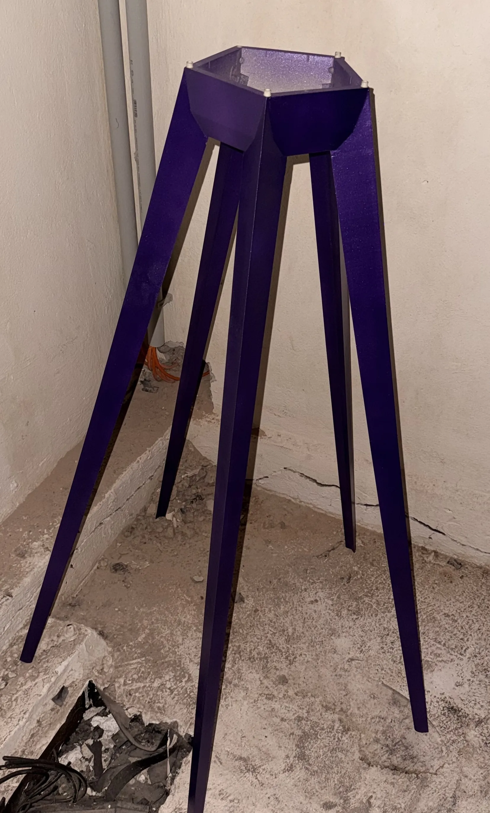 IcosaLED – Lila lackiertes Stativ mit fünf Beinen